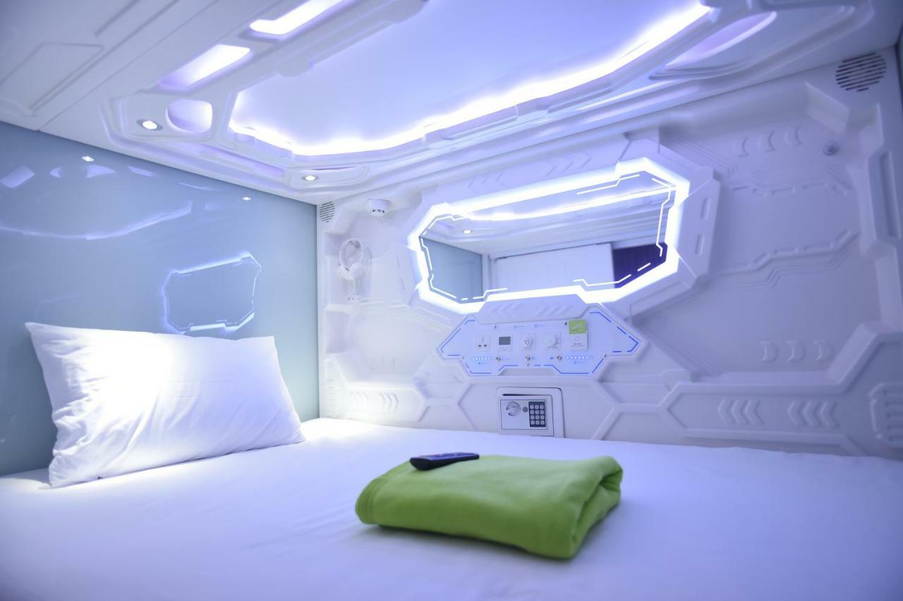 Whiz Capsule Hotel Thamrin Jakarta Luaran gambar